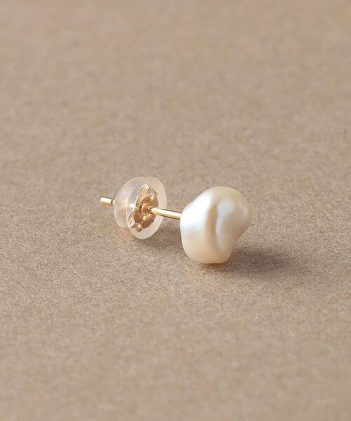 green label relaxing（グリーンレーベルリラクシング）の「＜Chainon＞K10 バロック 淡水パール ピアス（ピアス（両耳用）・レディース・オフホワイト・FREE）」の4枚目の写真
