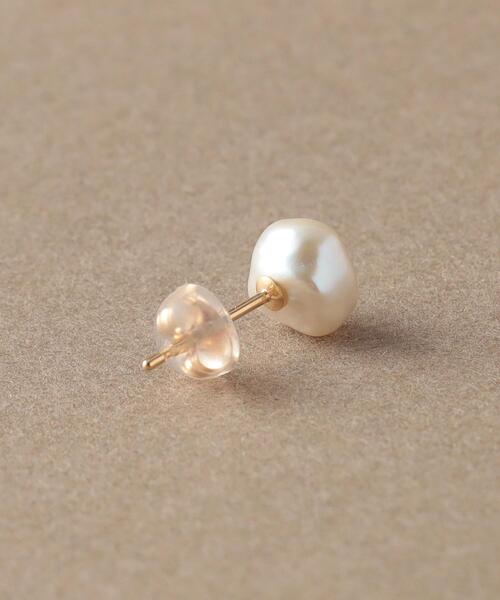 green label relaxing（グリーンレーベルリラクシング）の「＜Chainon＞K10 バロック 淡水パール ピアス（ピアス（両耳用）・レディース・オフホワイト・FREE）」の3枚目の写真