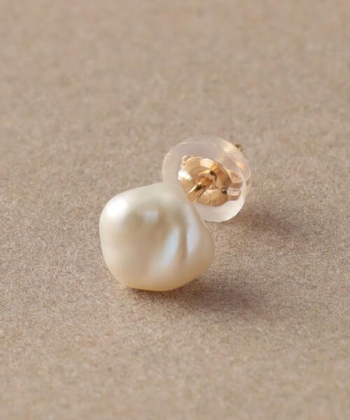 green label relaxing（グリーンレーベルリラクシング）の「＜Chainon＞K10 バロック 淡水パール ピアス（ピアス（両耳用）・レディース・オフホワイト・FREE）」の5枚目の写真