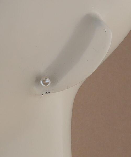 green label relaxing（グリーンレーベルリラクシング）の「＜Chainon＞K10 バロック 淡水パール ピアス（ピアス（両耳用）・レディース・オフホワイト・FREE）」の8枚目の写真