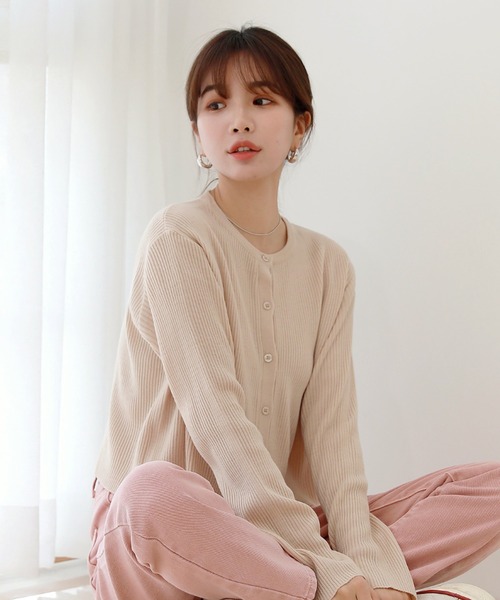 by muni:r（バイ ムニール）の「スタンダードフィットラウンドネックリブカーディガン（カーディガン/ボレロ・レディース・ブラック/ベージュ/ブルー・FREE）」の3枚目の写真