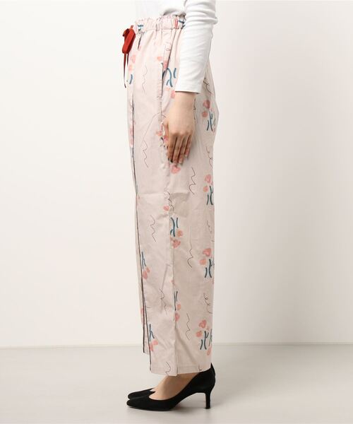 POU DOU DOU（プードゥドゥ）の「drawingフラワープリントイージーパンツ（その他パンツ・レディース・ピンク/ダークグレー・3）」の4枚目の写真