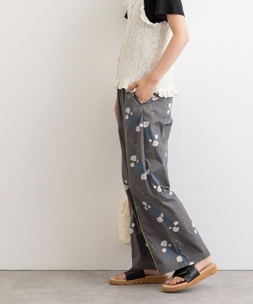 POU DOU DOU（プードゥドゥ）の「drawingフラワープリントイージーパンツ（その他パンツ・レディース・ピンク/ダークグレー・3）」の13枚目の写真