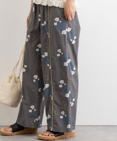 POU DOU DOU（プードゥドゥ）の「drawingフラワープリントイージーパンツ（その他パンツ・レディース・ピンク/ダークグレー・3）」の9枚目の写真