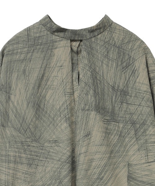 CLANE(クラネ)の「RADIAL LINE DOUBLE FACE BLOUSE(シャツ/ブラウス・レディース・レッド/アイボリー・2/1)」の11枚目の写真