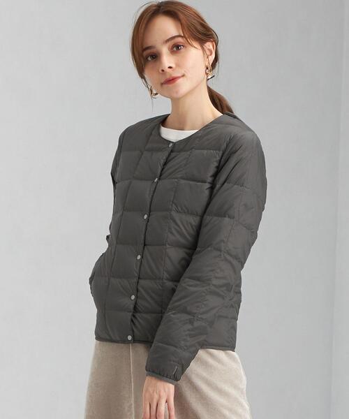 TAION(タイオン)の「<TAION (タイオン)> クルーネック ボタン インナー ダウン(ダウンジャケット/コート・レディース・ブラック/オリーブ/ダークグレー・S/M)」の1枚目の写真