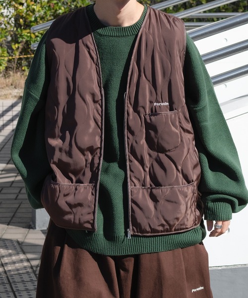 Perushu(ペルーシュ)の「ロゴ刺繍キルティングベスト(その他アウター・メンズ・ダークブラウン/グリーン/マスタード・MEDIUM/LARGE)」の2枚目の写真