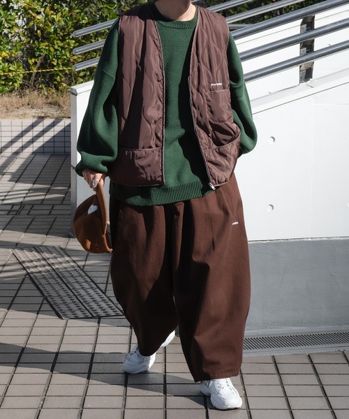 Perushu(ペルーシュ)の「ロゴ刺繍キルティングベスト(その他アウター・メンズ・ダークブラウン/グリーン/マスタード・MEDIUM/LARGE)」の5枚目の写真