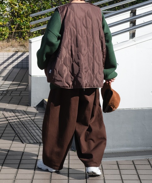 Perushu(ペルーシュ)の「ロゴ刺繍キルティングベスト(その他アウター・メンズ・ダークブラウン/グリーン/マスタード・MEDIUM/LARGE)」の6枚目の写真