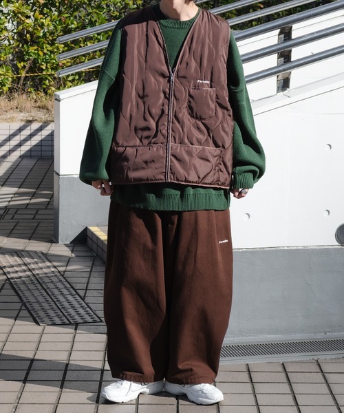 Perushu(ペルーシュ)の「ロゴ刺繍キルティングベスト(その他アウター・メンズ・ダークブラウン/グリーン/マスタード・MEDIUM/LARGE)」の4枚目の写真