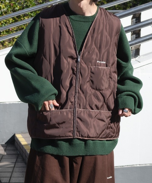 Perushu(ペルーシュ)の「ロゴ刺繍キルティングベスト(その他アウター・メンズ・ダークブラウン/グリーン/マスタード・MEDIUM/LARGE)」の7枚目の写真