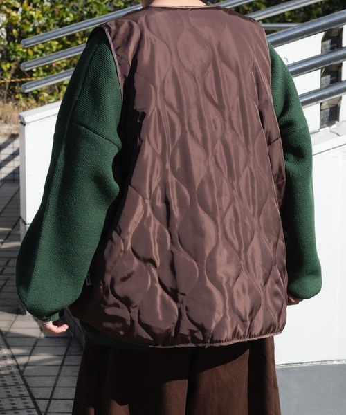 Perushu(ペルーシュ)の「ロゴ刺繍キルティングベスト(その他アウター・メンズ・ダークブラウン/グリーン/マスタード・MEDIUM/LARGE)」の9枚目の写真
