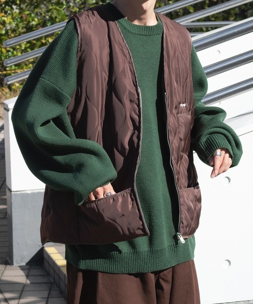 Perushu(ペルーシュ)の「ロゴ刺繍キルティングベスト(その他アウター・メンズ・ダークブラウン/グリーン/マスタード・MEDIUM/LARGE)」の8枚目の写真