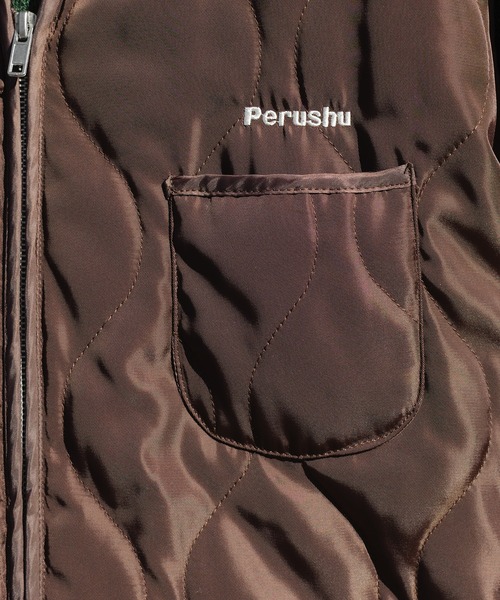 Perushu(ペルーシュ)の「ロゴ刺繍キルティングベスト(その他アウター・メンズ・ダークブラウン/グリーン/マスタード・MEDIUM/LARGE)」の10枚目の写真
