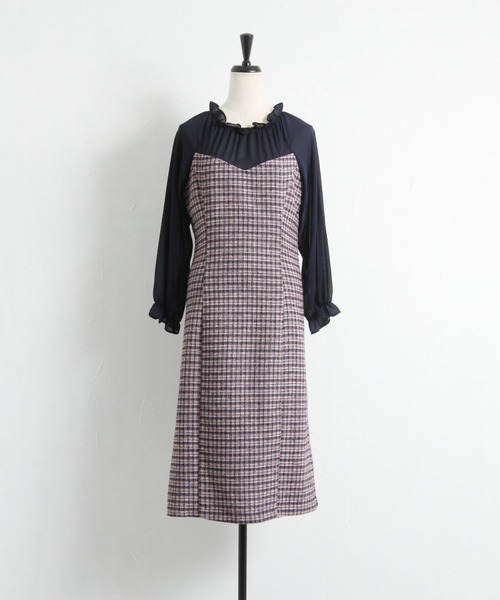 tocco closet(トッコ クローゼット)の「レイヤード風プチフリルネックキャンディースリーブ切替ツイードワンピース(ワンピース・レディース・ネイビー/オフホワイト・M)」の4枚目の写真