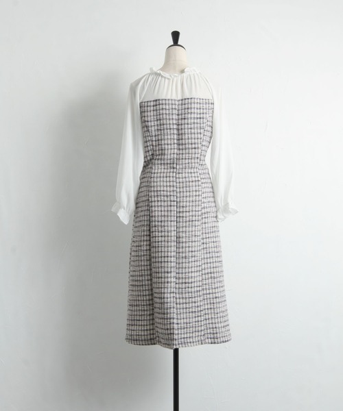 tocco closet(トッコ クローゼット)の「レイヤード風プチフリルネックキャンディースリーブ切替ツイードワンピース(ワンピース・レディース・ネイビー/オフホワイト・M)」の11枚目の写真