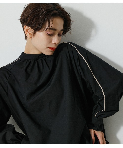 AZUL by moussy（アズールバイマウジー）の「PIPING DESIGN BLOUSE/パイピングデザインブラウス（シャツ/ブラウス・レディース・オフホワイト/ブラック・MEDIUM/SMALL）」の2枚目の写真