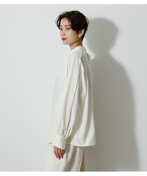 AZUL by moussy（アズールバイマウジー）の「PIPING DESIGN BLOUSE/パイピングデザインブラウス（シャツ/ブラウス・レディース・オフホワイト/ブラック・MEDIUM/SMALL）」の5枚目の写真