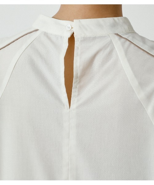 AZUL by moussy（アズールバイマウジー）の「PIPING DESIGN BLOUSE/パイピングデザインブラウス（シャツ/ブラウス・レディース・オフホワイト/ブラック・MEDIUM/SMALL）」の9枚目の写真