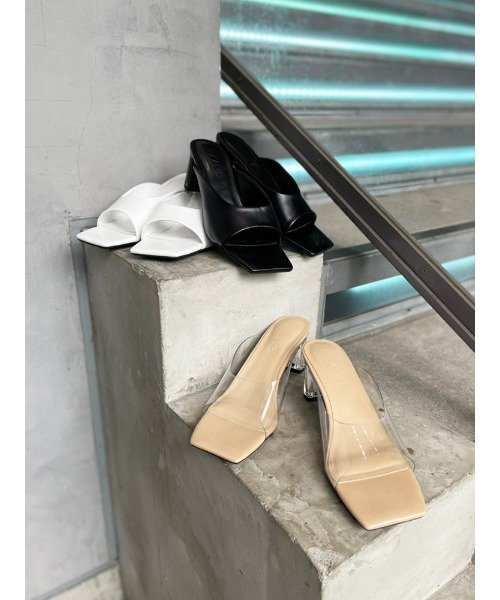 ENVYM（アンビー）の「スクエアトゥーヒールサンダル（サンダル・レディース・ホワイト/ブラック/ベージュ・23.5cm/24.5cm/22.5cm）」の2枚目の写真