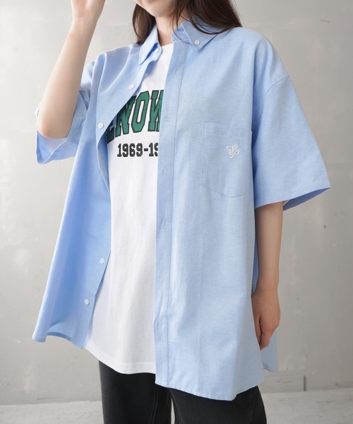 SPINNS（スピンズ）の「【ゆるシルエット】ワンポイント刺繍 オーバーサイズシャツ（シャツ/ブラウス・レディース・ピンク/オフホワイト/グリーン/ブルー・ONESIZE）」の4枚目の写真