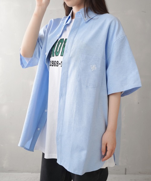 SPINNS（スピンズ）の「【ゆるシルエット】ワンポイント刺繍 オーバーサイズシャツ（シャツ/ブラウス・レディース・ピンク/オフホワイト/グリーン/ブルー・ONESIZE）」の8枚目の写真