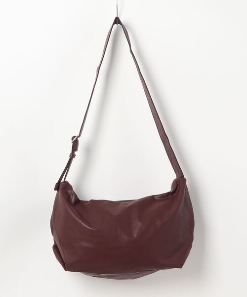 and it_（アンドイット）の「Legato Largo 洗えるクフェイクレザー ハンモック A4ワンショルダーバッグ（ショルダーバッグ・レディース・グレイッシュベージュ/オレンジ/ブラック/アイボリー/ミント/バーガンディー/ネイビー・FREE）」の6枚目の写真