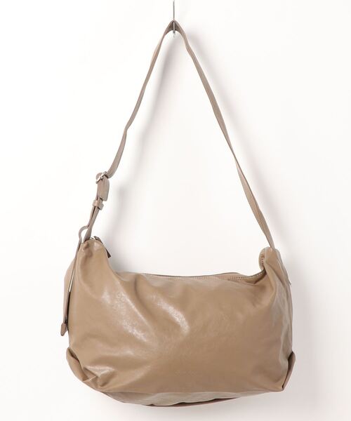 and it_（アンドイット）の「Legato Largo 洗えるクフェイクレザー ハンモック A4ワンショルダーバッグ（ショルダーバッグ・レディース・グレイッシュベージュ/オレンジ/ブラック/アイボリー/ミント/バーガンディー/ネイビー・FREE）」の4枚目の写真