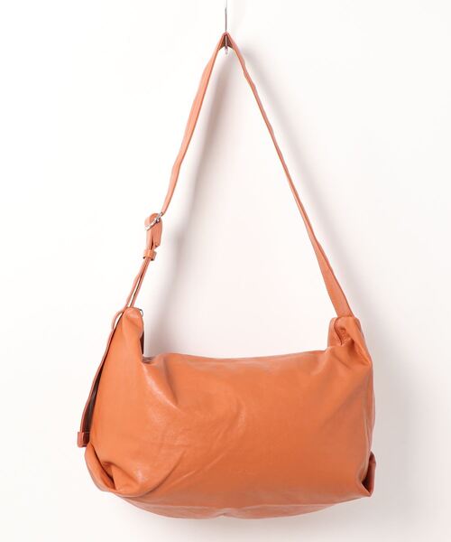 and it_（アンドイット）の「Legato Largo 洗えるクフェイクレザー ハンモック A4ワンショルダーバッグ（ショルダーバッグ・レディース・グレイッシュベージュ/オレンジ/ブラック/アイボリー/ミント/バーガンディー/ネイビー・FREE）」の7枚目の写真