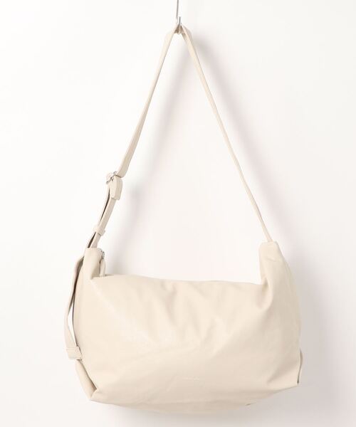 and it_（アンドイット）の「Legato Largo 洗えるクフェイクレザー ハンモック A4ワンショルダーバッグ（ショルダーバッグ・レディース・グレイッシュベージュ/オレンジ/ブラック/アイボリー/ミント/バーガンディー/ネイビー・FREE）」の2枚目の写真