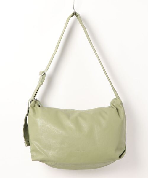 and it_（アンドイット）の「Legato Largo 洗えるクフェイクレザー ハンモック A4ワンショルダーバッグ（ショルダーバッグ・レディース・グレイッシュベージュ/オレンジ/ブラック/アイボリー/ミント/バーガンディー/ネイビー・FREE）」の5枚目の写真
