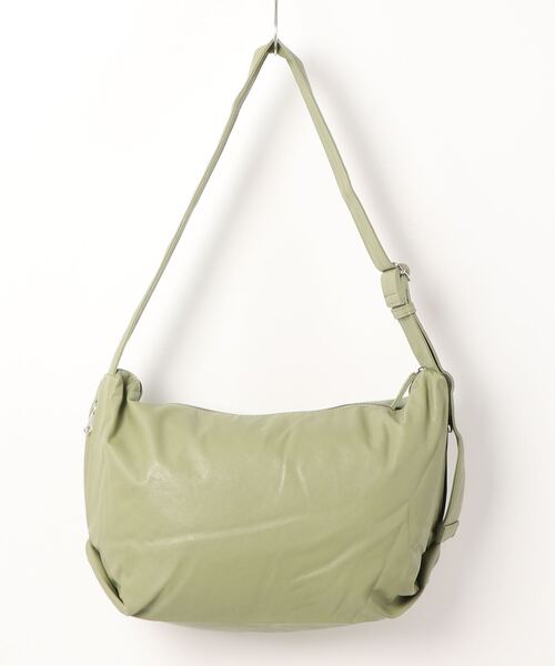 and it_（アンドイット）の「Legato Largo 洗えるクフェイクレザー ハンモック A4ワンショルダーバッグ（ショルダーバッグ・レディース・グレイッシュベージュ/オレンジ/ブラック/アイボリー/ミント/バーガンディー/ネイビー・FREE）」の8枚目の写真