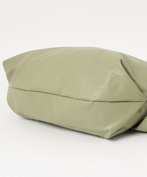 and it_（アンドイット）の「Legato Largo 洗えるクフェイクレザー ハンモック A4ワンショルダーバッグ（ショルダーバッグ・レディース・グレイッシュベージュ/オレンジ/ブラック/アイボリー/ミント/バーガンディー/ネイビー・FREE）」の9枚目の写真