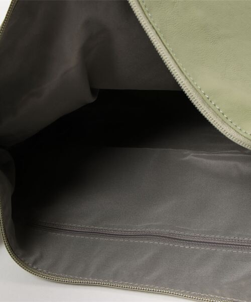 and it_（アンドイット）の「Legato Largo 洗えるクフェイクレザー ハンモック A4ワンショルダーバッグ（ショルダーバッグ・レディース・グレイッシュベージュ/オレンジ/ブラック/アイボリー/ミント/バーガンディー/ネイビー・FREE）」の10枚目の写真