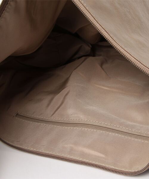 and it_（アンドイット）の「Legato Largo 洗えるクフェイクレザー ハンモック A4ワンショルダーバッグ（ショルダーバッグ・レディース・グレイッシュベージュ/オレンジ/ブラック/アイボリー/ミント/バーガンディー/ネイビー・FREE）」の11枚目の写真