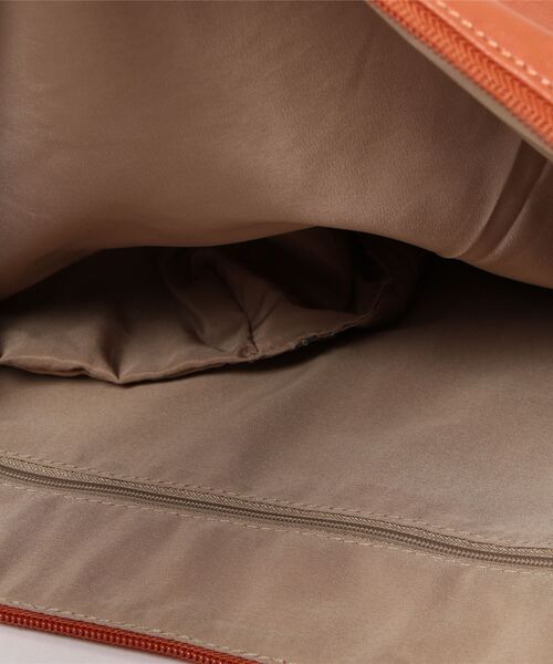 and it_（アンドイット）の「Legato Largo 洗えるクフェイクレザー ハンモック A4ワンショルダーバッグ（ショルダーバッグ・レディース・グレイッシュベージュ/オレンジ/ブラック/アイボリー/ミント/バーガンディー/ネイビー・FREE）」の14枚目の写真