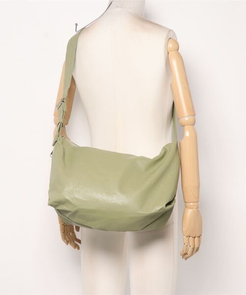 and it_（アンドイット）の「Legato Largo 洗えるクフェイクレザー ハンモック A4ワンショルダーバッグ（ショルダーバッグ・レディース・グレイッシュベージュ/オレンジ/ブラック/アイボリー/ミント/バーガンディー/ネイビー・FREE）」の15枚目の写真