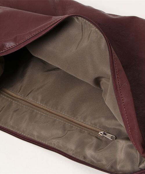 and it_（アンドイット）の「Legato Largo 洗えるクフェイクレザー ハンモック A4ワンショルダーバッグ（ショルダーバッグ・レディース・グレイッシュベージュ/オレンジ/ブラック/アイボリー/ミント/バーガンディー/ネイビー・FREE）」の17枚目の写真