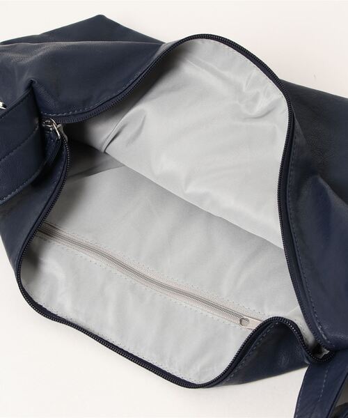 and it_（アンドイット）の「Legato Largo 洗えるクフェイクレザー ハンモック A4ワンショルダーバッグ（ショルダーバッグ・レディース・グレイッシュベージュ/オレンジ/ブラック/アイボリー/ミント/バーガンディー/ネイビー・FREE）」の16枚目の写真