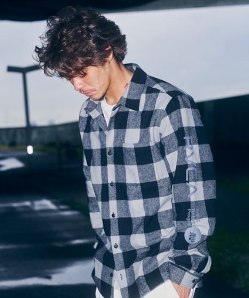 RVCA（ルーカ）の「RVCA/ルーカ チェック柄 バックプリントシャツ BC042-142（シャツ/ブラウス・メンズ・ホワイト/ブラック/グレー・S/M/L）」の2枚目の写真