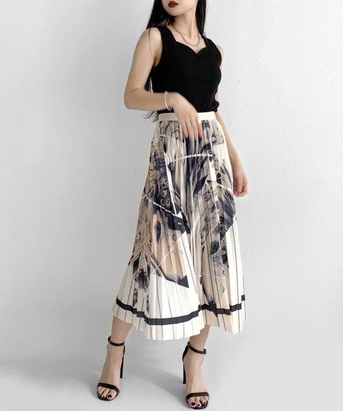 LVEU.（ラブユ.）の「Heart neck sleeveless rib tops / ハートネックノースリーブリブトップス（タンクトップ・レディース・ブラック・FREE）」の2枚目の写真