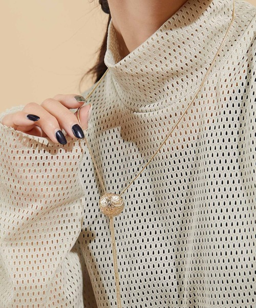 ear PAPILLONNER（イアパピヨネ）の「《WEB限定》アラベスクループタイネックレス（ネックレス・レディース・シルバー/ゴールド・FREE）」の5枚目の写真