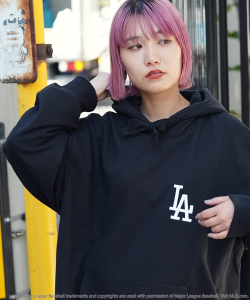 MLB（メジャーリーグベースボール）の「MLB / メジャーリーグベースボール LULU & ARNIE 別注  刺繍ロゴ スウェット プルオーバー パーカー（パーカー・メンズ・ブラック系その他/ブラック系その他3/グレー系その他/ブラック系その他2/ブラック/グレー系その他2/その他1/その他2/その他3/グリーン系その他/ベージュ系その他2/ベージュ系その他・FREE）」の4枚目の写真