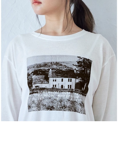 Isn't She?(イズントシー)の「フォトプリントロングスリーブTシャツ(Tシャツ/カットソー・レディース・ベージュ/ホワイト・FREE)」の4枚目の写真