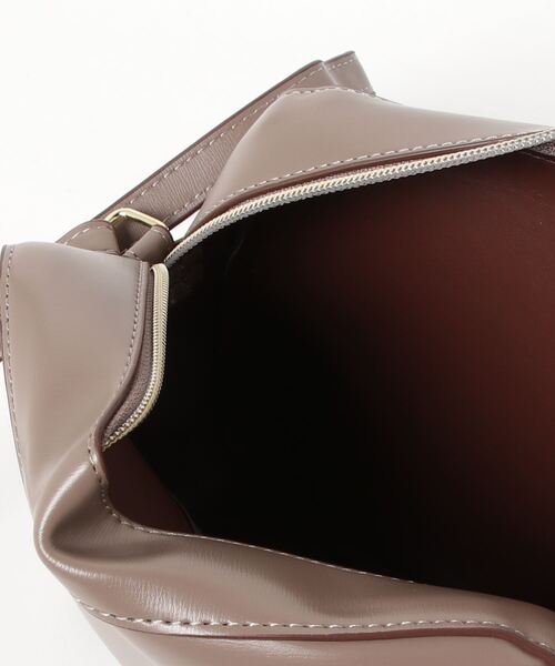 Legato Largo（レガートラルゴ）の「Legato Largo / レガートラルゴ / NANAME/グロッシーフェイクレザー　ミニショル / LH-F3071（ショルダーバッグ・レディース・グレイッシュベージュ/グリーン/アイボリー/パープル/ブラック・ONESIZE）」の13枚目の写真