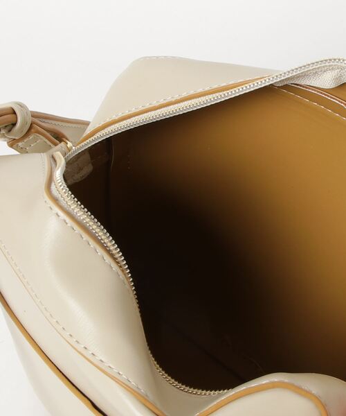 Legato Largo（レガートラルゴ）の「Legato Largo / レガートラルゴ / NANAME/グロッシーフェイクレザー　ミニショル / LH-F3071（ショルダーバッグ・レディース・グレイッシュベージュ/グリーン/アイボリー/パープル/ブラック・ONESIZE）」の10枚目の写真