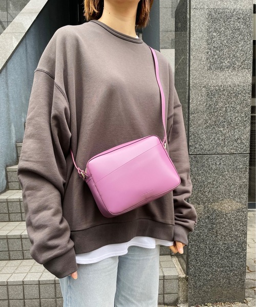 Legato Largo（レガートラルゴ）の「Legato Largo / レガートラルゴ / NANAME/グロッシーフェイクレザー　ミニショル / LH-F3071（ショルダーバッグ・レディース・グレイッシュベージュ/グリーン/アイボリー/パープル/ブラック・ONESIZE）」の2枚目の写真