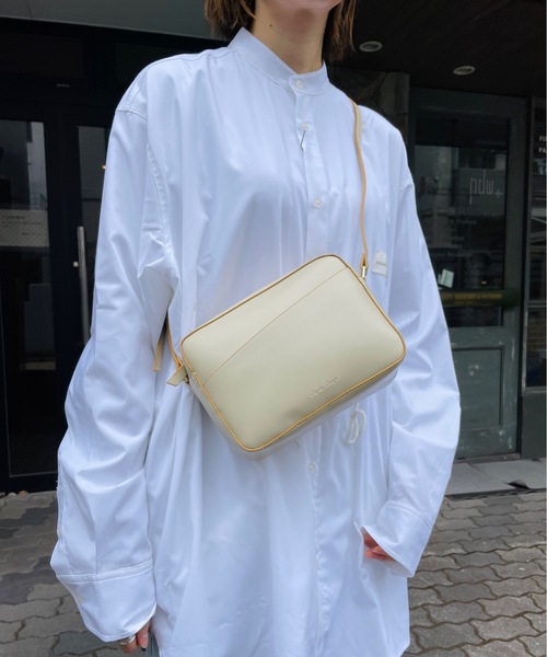 Legato Largo（レガートラルゴ）の「Legato Largo / レガートラルゴ / NANAME/グロッシーフェイクレザー　ミニショル / LH-F3071（ショルダーバッグ・レディース・グレイッシュベージュ/グリーン/アイボリー/パープル/ブラック・ONESIZE）」の3枚目の写真