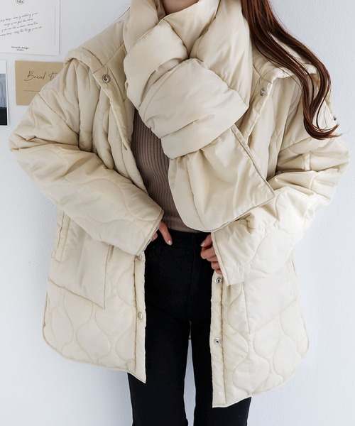 andme(アンドミー)の「中綿ダウンボリュームマフラー(マフラー・レディース・ブラック/ベージュ/オフホワイト/ブルー・F(M))」の3枚目の写真