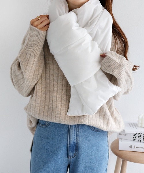 andme(アンドミー)の「中綿ダウンボリュームマフラー(マフラー・レディース・ブラック/ベージュ/オフホワイト/ブルー・F(M))」の1枚目の写真